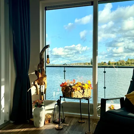 Floating Hideaway- Coco De Båthotell *