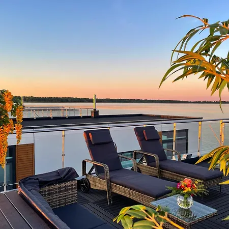 Floating Hideaway- Coco De Båthotell